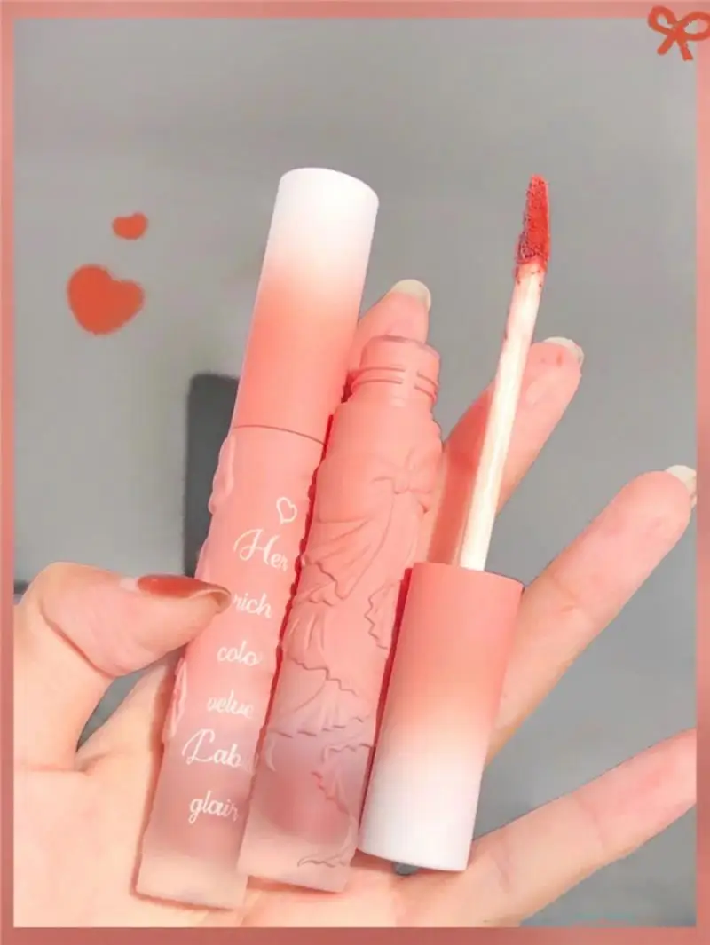 Bowknot Embossed Lip Gloss Mud Matte Velvet Soft Glutinous Texture Lip Glaze Lasting Lock Lips Color Lipstick Cosmetics TSLM2
Bowknot Embossed Lip Gloss Mud Matte Velvet Soft Glutinous Texture Lip Glaze Lasting Lock Lips Color Lipstick Cosmetics TSLM2