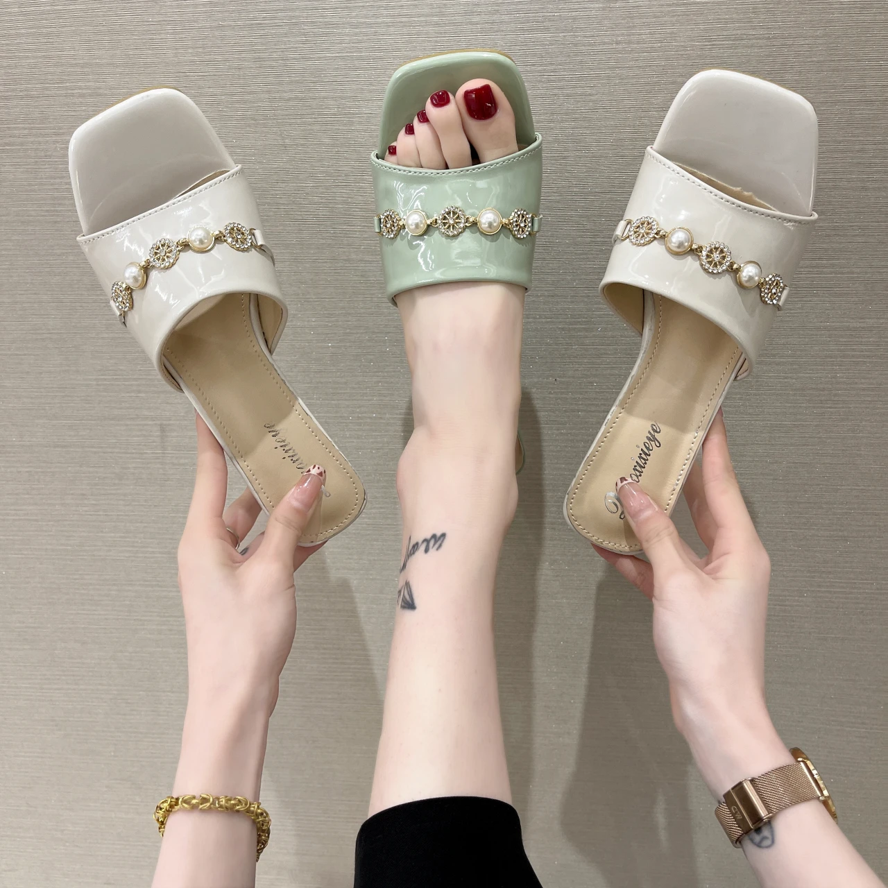 2021 summer new thick-heeled sandals and slippers women Korean style mid-heel fashion women's shoes metal chain one-way slippers
2021 summer new thick-heeled sandals and slippers women Korean style mid-heel fashion women's shoes metal chain one-way slippers