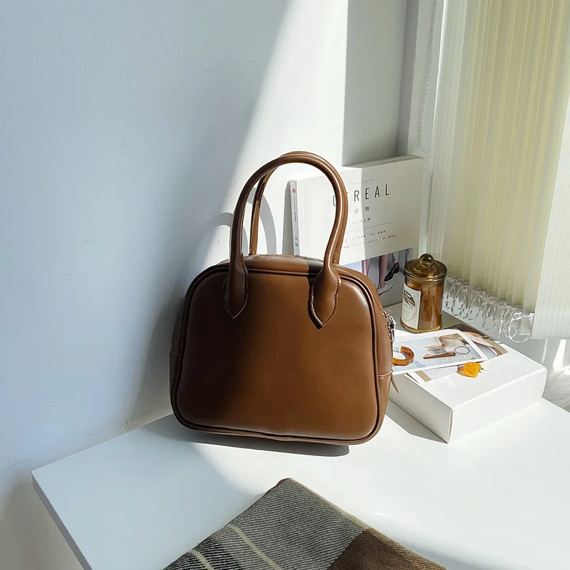 Shoulder messenger bag Female fashion texture small square bag simple large capacity portable 2021 new bag handbag
Shoulder messenger bag Female fashion texture small square bag simple large capacity portable 2021 new bag handbag