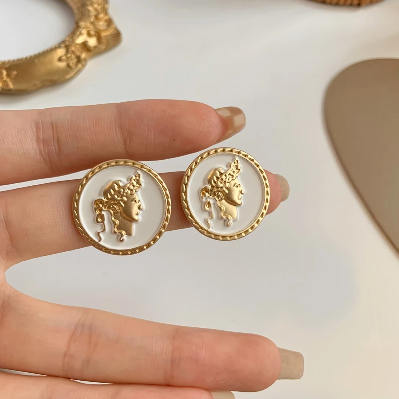 S925 needle Fashion Jewelry Earrings Popular Design Vintage Korean Temperament Elegant Stud Earrings For Women Party Gifts
S925 needle Fashion Jewelry Earrings Popular Design Vintage Korean Temperament Elegant Stud Earrings For Women Party Gifts
