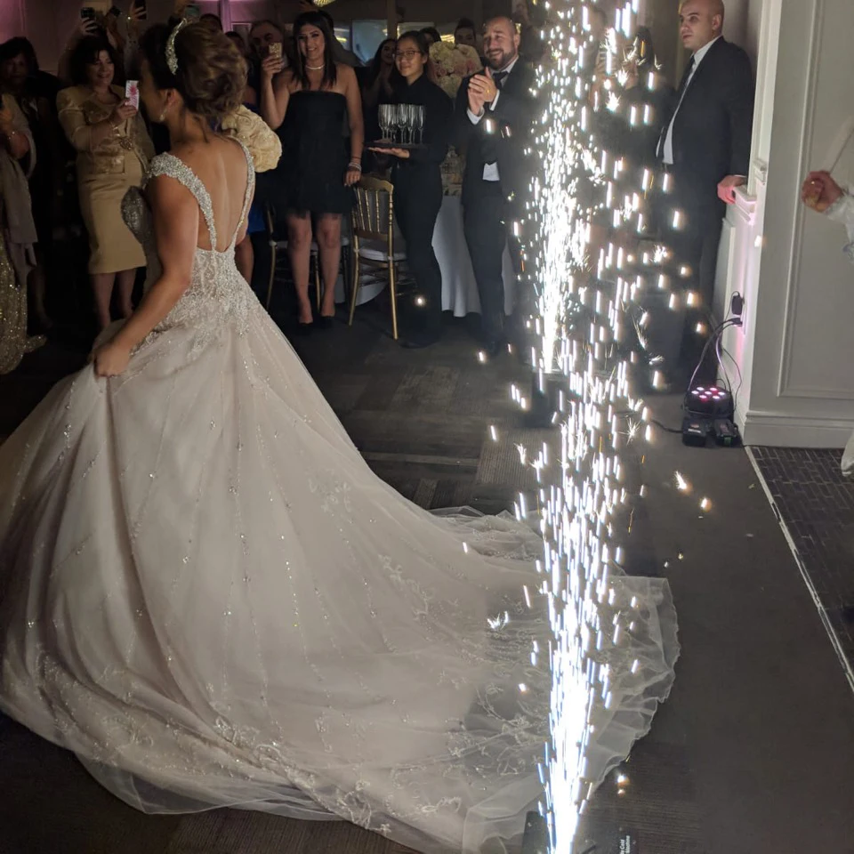 Free Shipping Fireworks Machine 400W Cold Spark Wedding Flame Fountain DMX And Remote Control Sparkly Machine
Free Shipping Fireworks Machine 400W Cold Spark Wedding Flame Fountain DMX And Remote Control Sparkly Machine