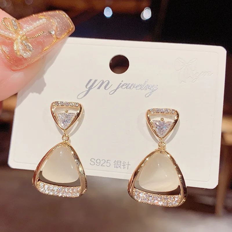 New Inlaid Triangle Opal Diamond Earrings Female Korean Fashion Style S925 Silver Needle Temperament Earrings for Women 2021
New Inlaid Triangle Opal Diamond Earrings Female Korean Fashion Style S925 Silver Needle Temperament Earrings for Women 2021