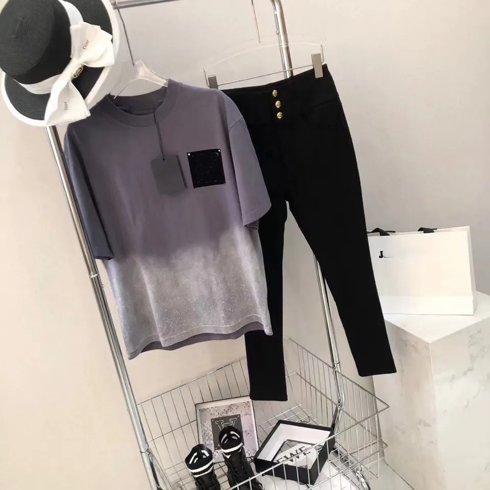 2022 spring and summer new men's and women's short sleeve printing versatile T-shirt tie dyeing process star rivet decoration
2022 spring and summer new men's and women's short sleeve printing versatile T-shirt tie dyeing process star rivet decoration