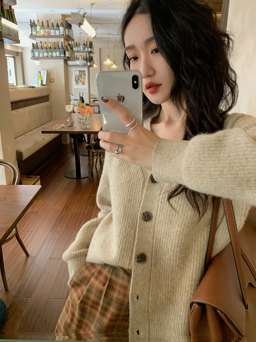 Cardigan Sweater V Neck Sweater Jacket Cardigan Female Autumn and Winter New Style with Temperament French Knitted Top
Cardigan Sweater V Neck Sweater Jacket Cardigan Female Autumn and Winter New Style with Temperament French Knitted Top