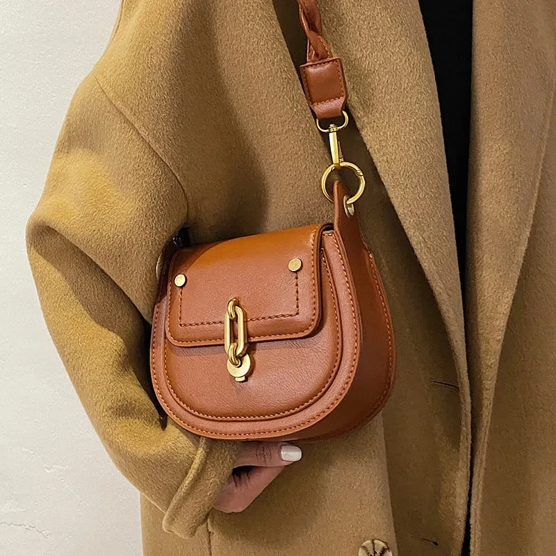 2022 New Trendy Lock Saddle Handbag Designer Retro Brown Shoulder Bag Woman Fashion Rivet Cell Phone Purse Small Cross Body Bag
2022 New Trendy Lock Saddle Handbag Designer Retro Brown Shoulder Bag Woman Fashion Rivet Cell Phone Purse Small Cross Body Bag