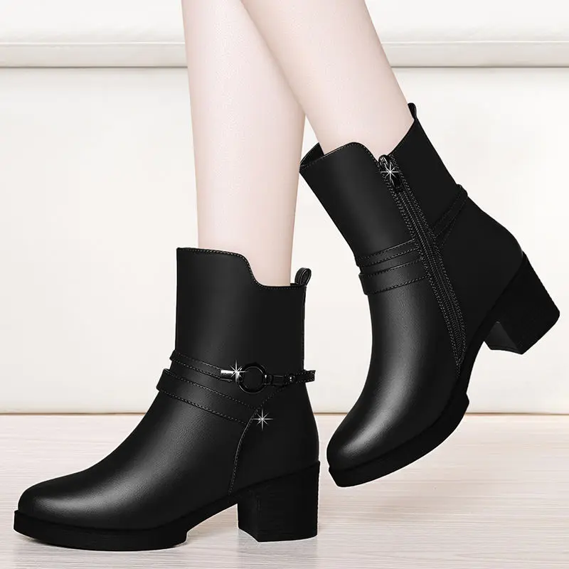 2021 High Quality Soft Leather Autumn and Winter Short Boots Women's Shoes Thick Heel Boots High Heel Plus Cashmere Cotton Boots
2021 High Quality Soft Leather Autumn and Winter Short Boots Women's Shoes Thick Heel Boots High Heel Plus Cashmere Cotton Boots