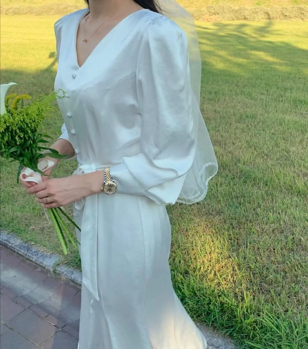 Elegant V-neck Loose Women Satin Dress Summer 2021 Long Sleeve Single-breasted Lace-up Female Long Mermaid Dress 
Elegant V-neck Loose Women Satin Dress Summer 2021 Long Sleeve Single-breasted Lace-up Female Long Mermaid Dress