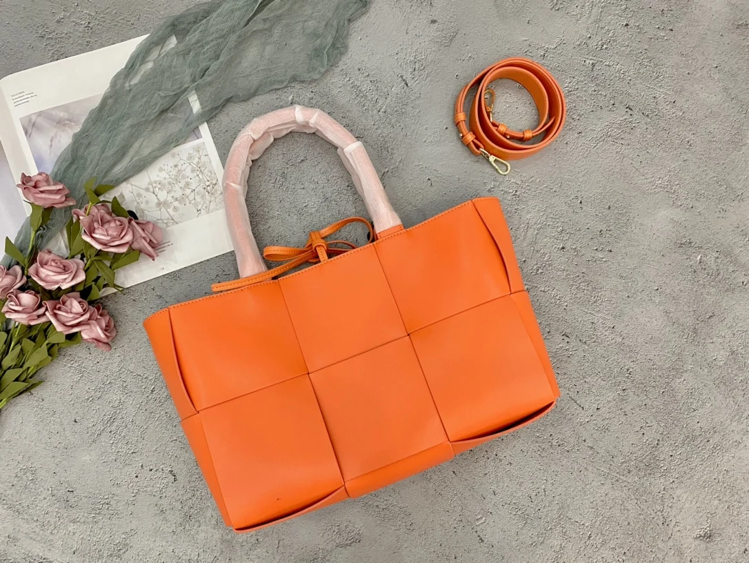 Luxury Brand Genuine Leather Large Weave Totes Bag For Women Fashion Designer Handbags Female Woven Strap Shopping Bag Beach Sac
Luxury Brand Genuine Leather Large Weave Totes Bag For Women Fashion Designer Handbags Female Woven Strap Shopping Bag Beach Sac