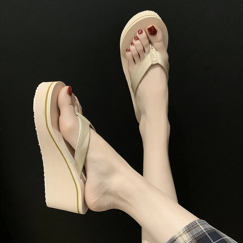 High Heels Slippers for Women Wearing Korean Version of The Fashion Wedge Platform Beach Shoes Summer Versatile Flip-flops
High Heels Slippers for Women Wearing Korean Version of The Fashion Wedge Platform Beach Shoes Summer Versatile Flip-flops
