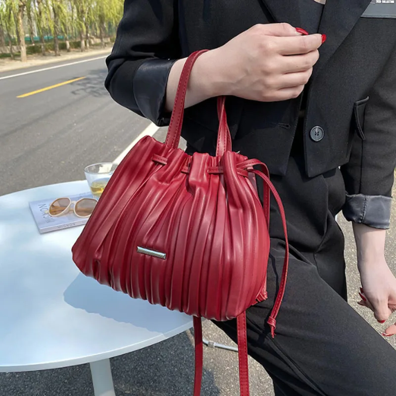 Folds Design PU Leather Crossbody Bags 2021 Summer Shoulder Handbags and Purses Lady Fashion Bucket Totes 
Folds Design PU Leather Crossbody Bags 2021 Summer Shoulder Handbags and Purses Lady Fashion Bucket Totes