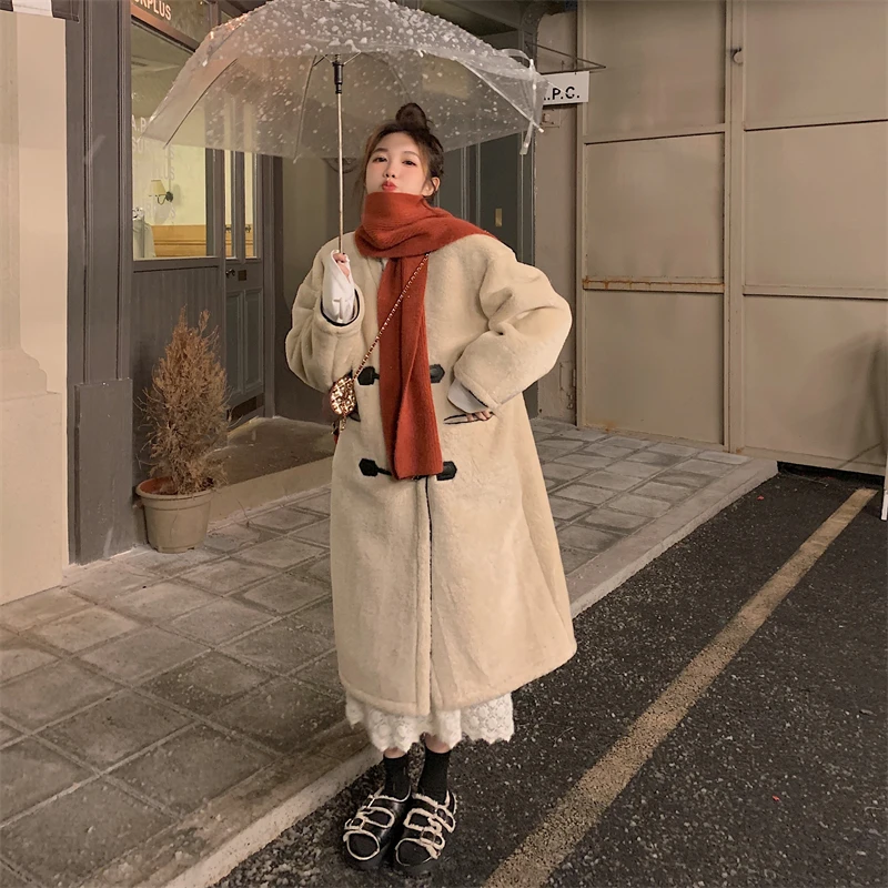 V-neck temperament Plush coat women's autumn and winter 2021 new popular loose thickened medium and long coat trend
V-neck temperament Plush coat women's autumn and winter 2021 new popular loose thickened medium and long coat trend