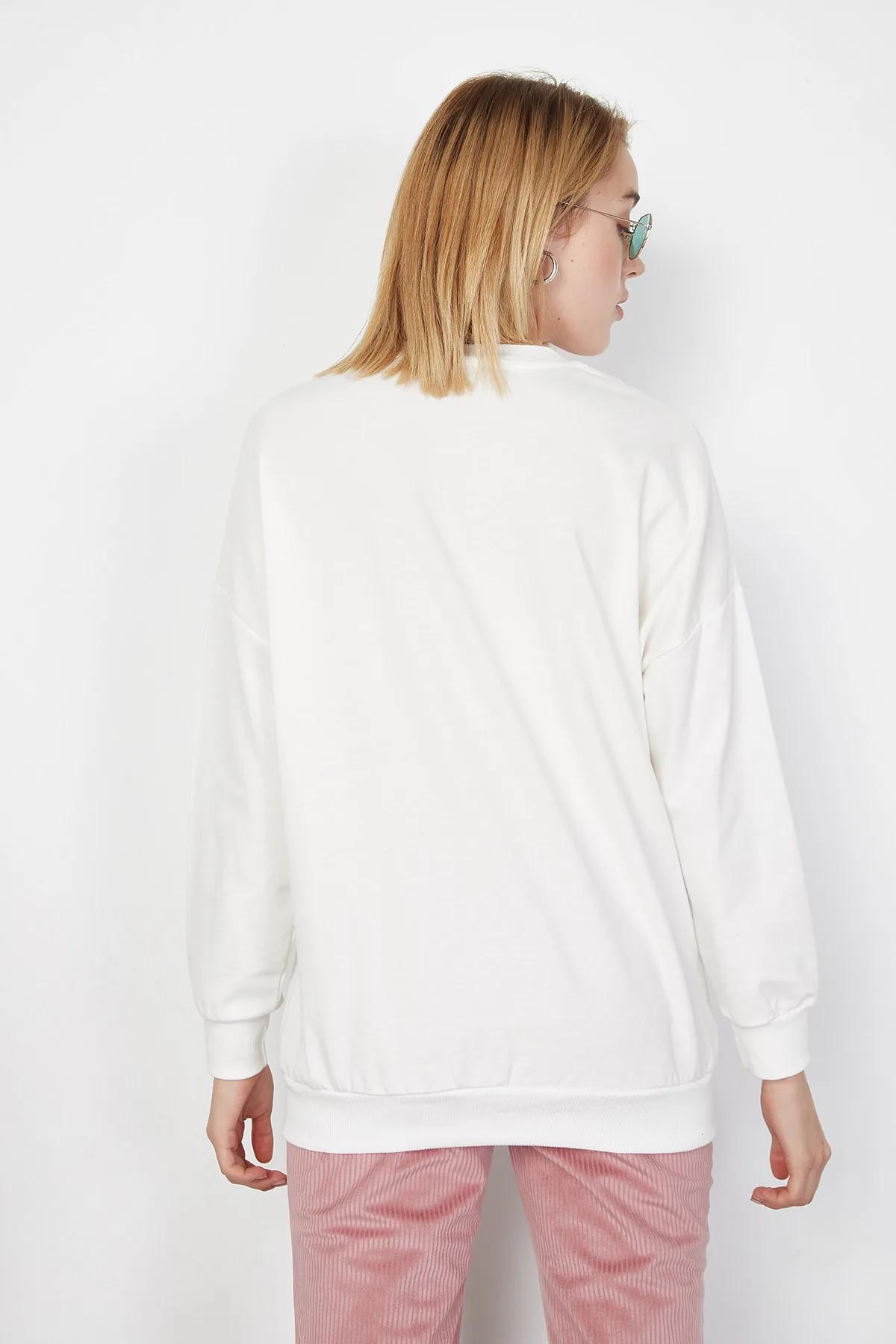 Women's White Figure Printed Sweatshirt Cotton Round Neck Hooded Cotton Protecting From Cold Latest Fashion Quality Material
Women's White Figure Printed Sweatshirt Cotton Round Neck Hooded Cotton Protecting From Cold Latest Fashion Quality Material