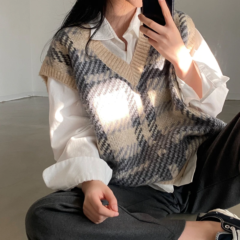 Retro Plaid Knitted Sweater Vest Women's Autumn Winter 2021 Korean Loose Fashion Sleeveless V-neck Waistcoat Streetwear
Retro Plaid Knitted Sweater Vest Women's Autumn Winter 2021 Korean Loose Fashion Sleeveless V-neck Waistcoat Streetwear