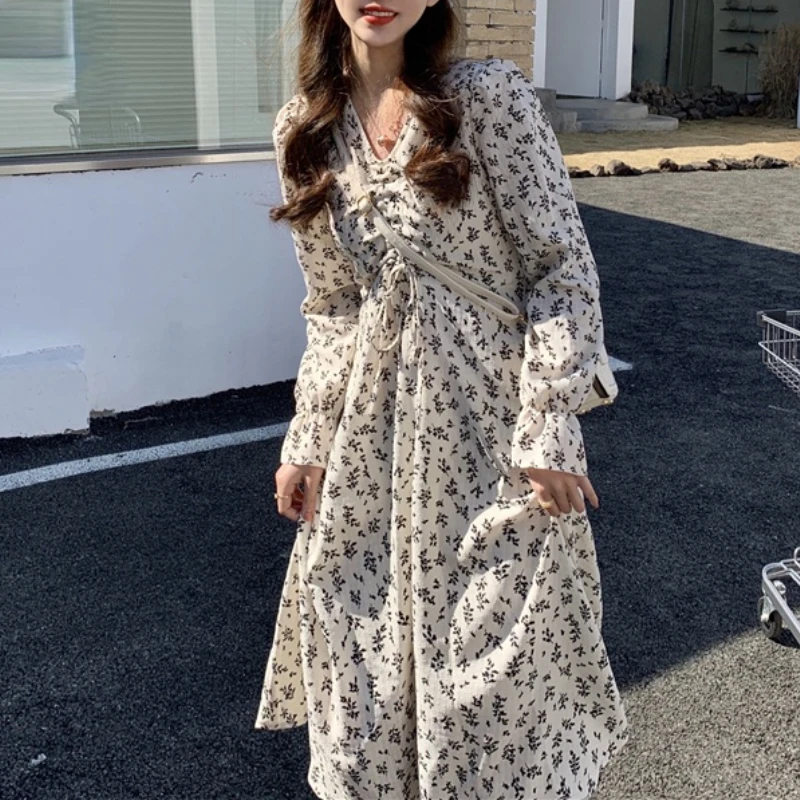 French Vintage Floral Dress Women 2021 Autumn Shirring Design Long Sleeve Fairy Midi Dress Elegant Princess Female Dress Casual
French Vintage Floral Dress Women 2021 Autumn Shirring Design Long Sleeve Fairy Midi Dress Elegant Princess Female Dress Casual