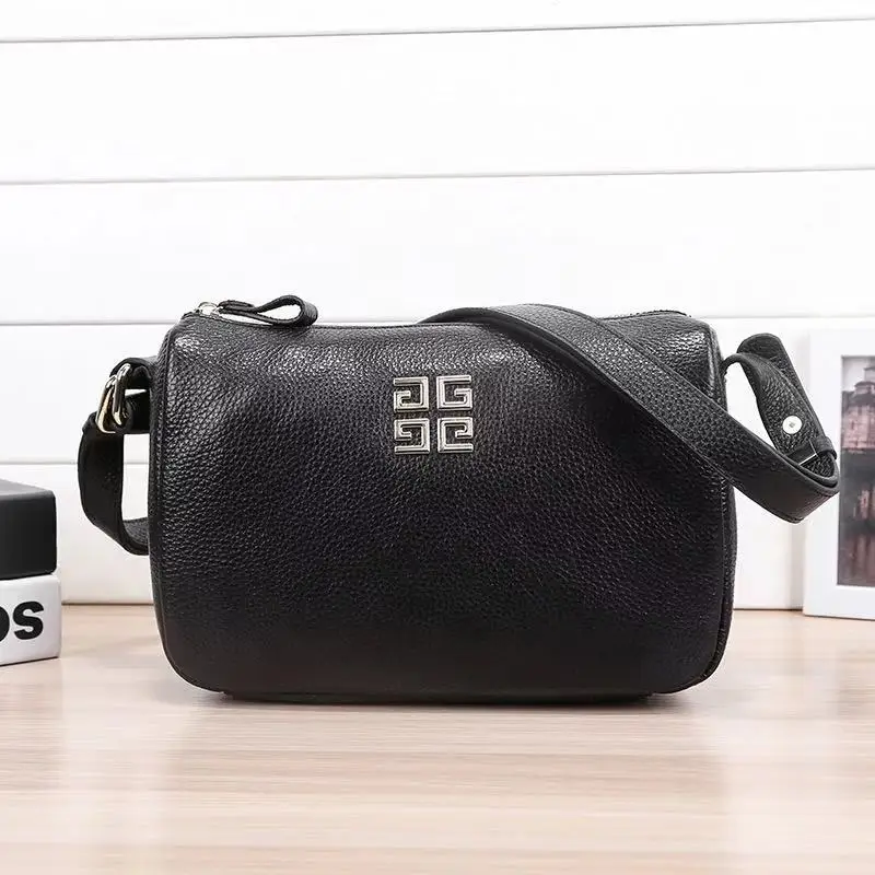 New Korean version of leather handbags, pure color pillow bag, messenger bag, lychee pattern top layer cowhide shoulder bag
New Korean version of leather handbags, pure color pillow bag, messenger bag, lychee pattern top layer cowhide shoulder bag