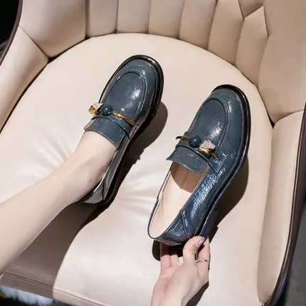 2021 spring and autumn new small leather shoes women's fashion all-match patent leather one-foot large size flat square toe shoe 
2021 spring and autumn new small leather shoes women's fashion all-match patent leather one-foot large size flat square toe shoe