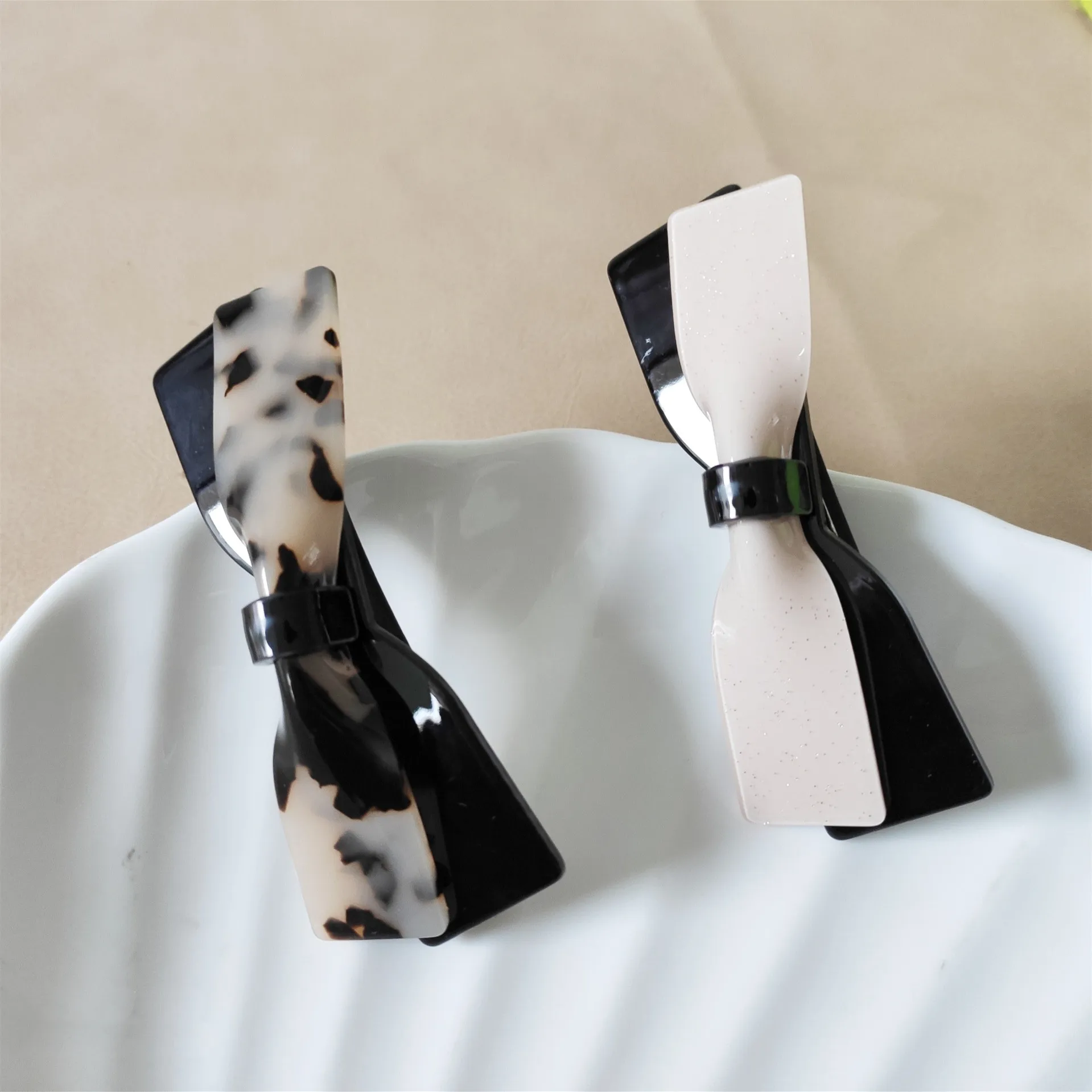Barrette For Women Girl Acrylic Hair Clip Hairpin Bow Knot Black White Head Accessories Wholesale
Barrette For Women Girl Acrylic Hair Clip Hairpin Bow Knot Black White Head Accessories Wholesale