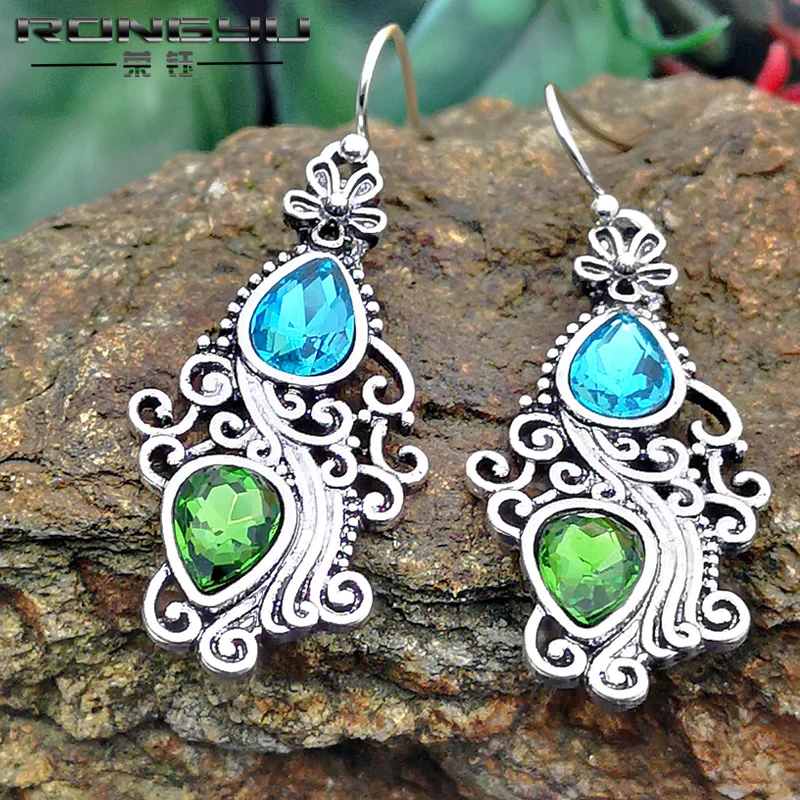 Rongyu Creative Flower Peacock open Screen Earrings European and American Retro Sea Blue Topaz Earrings
Rongyu Creative Flower Peacock open Screen Earrings European and American Retro Sea Blue Topaz Earrings
