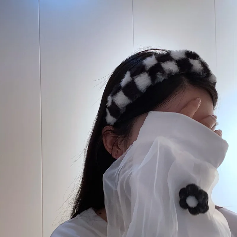 Checkerboard Headbands Black and White Faux Fur Hairbands for Women Hair Accessories Girls Fashion Daily Headwear
Checkerboard Headbands Black and White Faux Fur Hairbands for Women Hair Accessories Girls Fashion Daily Headwear