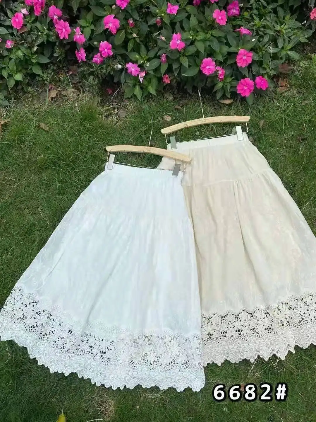 New Spring embroidery flower Hollow out skirt women casual wear elastic waist skirt 
New Spring embroidery flower Hollow out skirt women casual wear elastic waist skirt