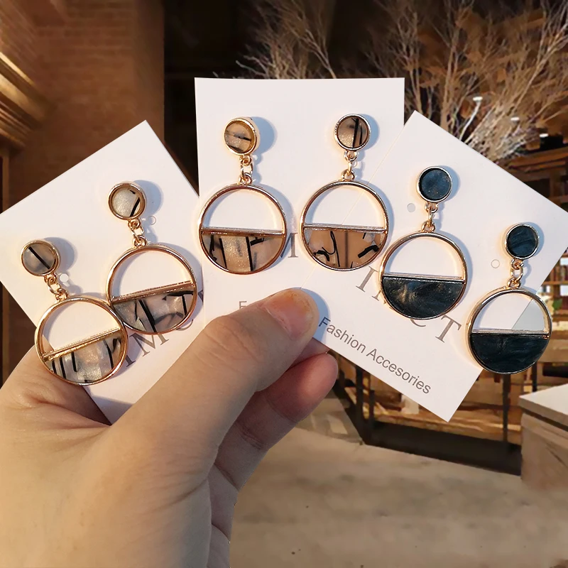2020 New Drop Earrings Color Metal Simple Charm Hollow Geometric Pendant Earring Suitable For Winter Jewelry Lover Gift
2020 New Drop Earrings Color Metal Simple Charm Hollow Geometric Pendant Earring Suitable For Winter Jewelry Lover Gift