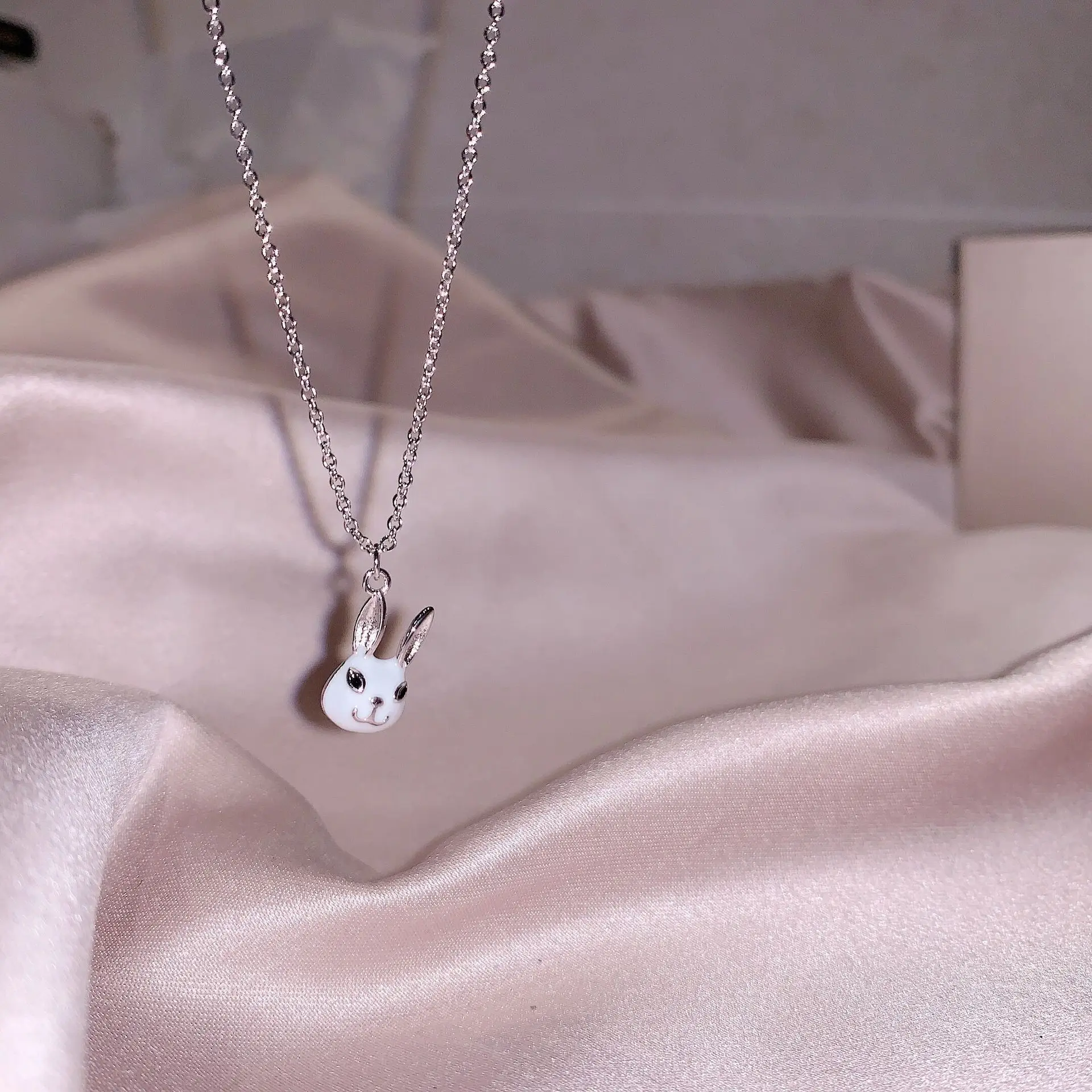 New Korean version of sweet romantic temperament personality female models rabbit head clavicle necklace trend silver jewelry
New Korean version of sweet romantic temperament personality female models rabbit head clavicle necklace trend silver jewelry