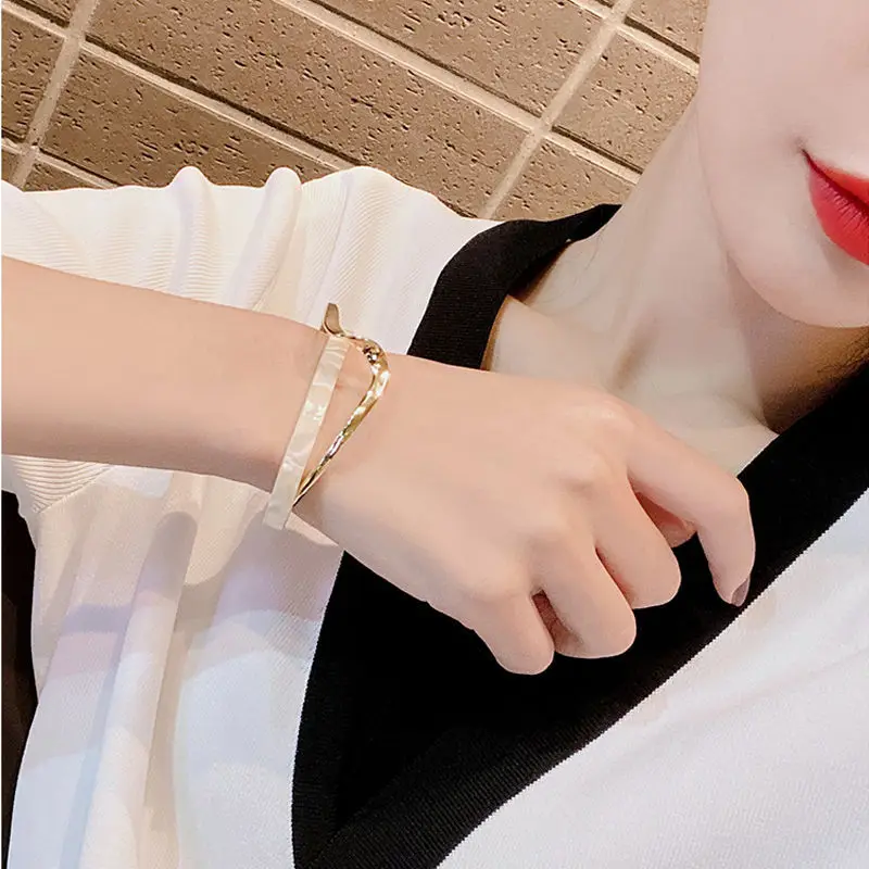 2021 New Bracelet Curved Metal Texture Bracelet Ins Niche Design Fashion Net Red Jewelry Braclets for Women Luxury Designer
2021 New Bracelet Curved Metal Texture Bracelet Ins Niche Design Fashion Net Red Jewelry Braclets for Women Luxury Designer