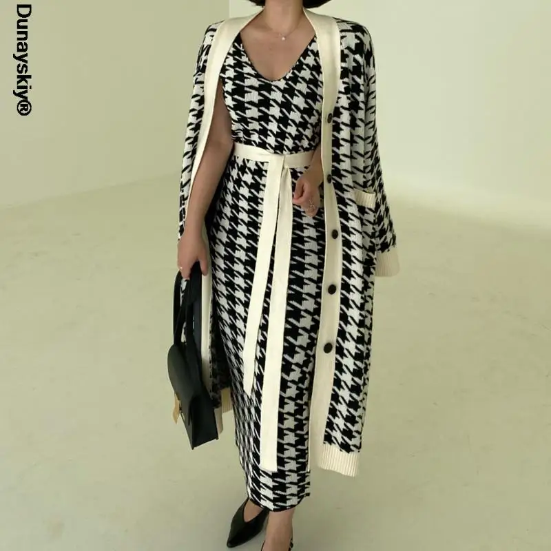 2021 Korean Sweater Set Fashion Vintage Style V-Neck Long Knitted Sweater Coat + Houndstooth Vest Dress Female Two-Piece Suit
2021 Korean Sweater Set Fashion Vintage Style V-Neck Long Knitted Sweater Coat + Houndstooth Vest Dress Female Two-Piece Suit