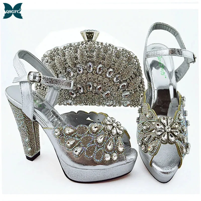 2021 Italian Design New Arrival African Hot Selling Fashion SIlver Color Women Shoes and Bag Set Decorated With Rhinestone
2021 Italian Design New Arrival African Hot Selling Fashion SIlver Color Women Shoes and Bag Set Decorated With Rhinestone