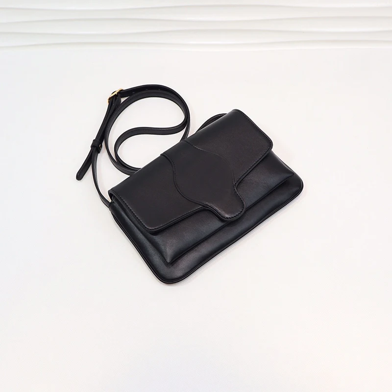 New retro leather fashion hardware accessories ladies Joker shoulder bag crossbody bag
New retro leather fashion hardware accessories ladies Joker shoulder bag crossbody bag