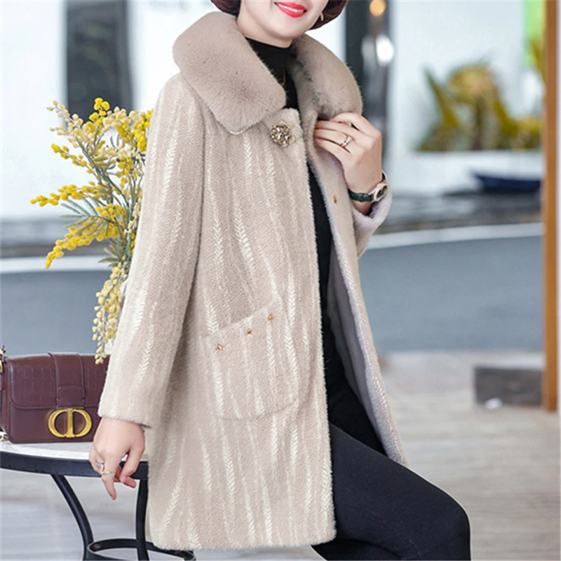 Faux Ferret Woolen Jacket Women 2020 Winter Fashion New Loose Middle-Aged And Elderly Fur Collar Long-Sleeved Coat Trend 297
Faux Ferret Woolen Jacket Women 2020 Winter Fashion New Loose Middle-Aged And Elderly Fur Collar Long-Sleeved Coat Trend 297