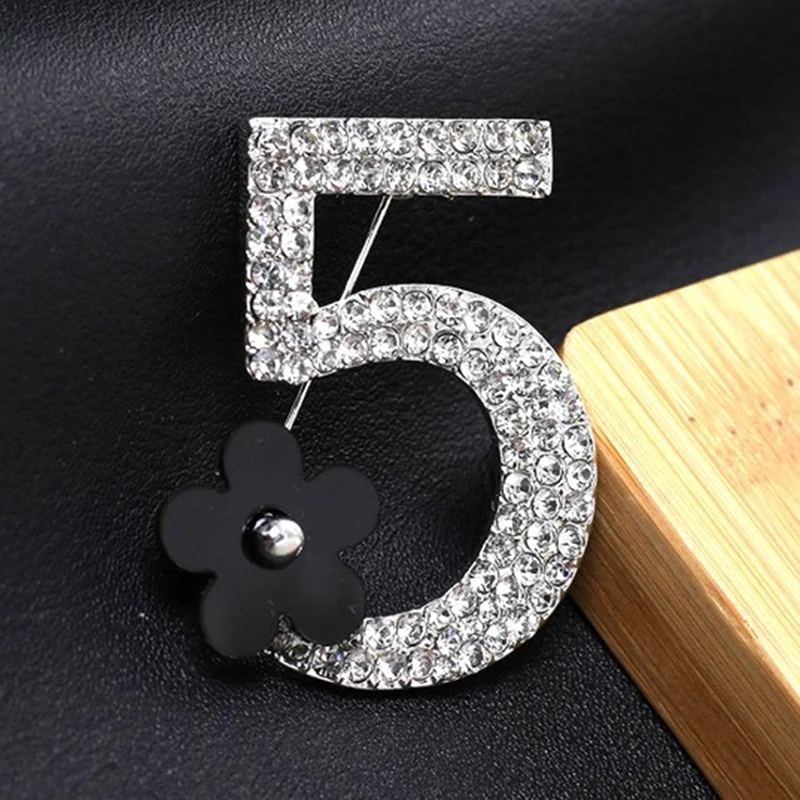 Miraculous 1pcs Fashion Full Rhinestone Number 5 Flower Brooch Luxury Fashion Wedding Party Letter Woman Brooches Gift 
Miraculous 1pcs Fashion Full Rhinestone Number 5 Flower Brooch Luxury Fashion Wedding Party Letter Woman Brooches Gift