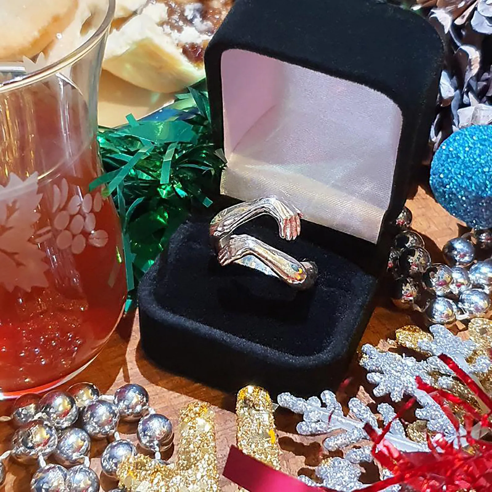 Adjustable Ring Couple Ring Eyre Fashion Ring Open Couple Ring for Lover Creative Romantic Sweet Hands Love Hug Ring Jewelry
Adjustable Ring Couple Ring Eyre Fashion Ring Open Couple Ring for Lover Creative Romantic Sweet Hands Love Hug Ring Jewelry