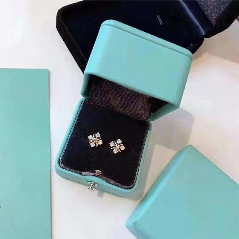 s925 sterling silver earrings. The new elegant, classic and fashionable small fresh cross-shaped earrings. Holiday gifts for lad
s925 sterling silver earrings. The new elegant, classic and fashionable small fresh cross-shaped earrings. Holiday gifts for lad