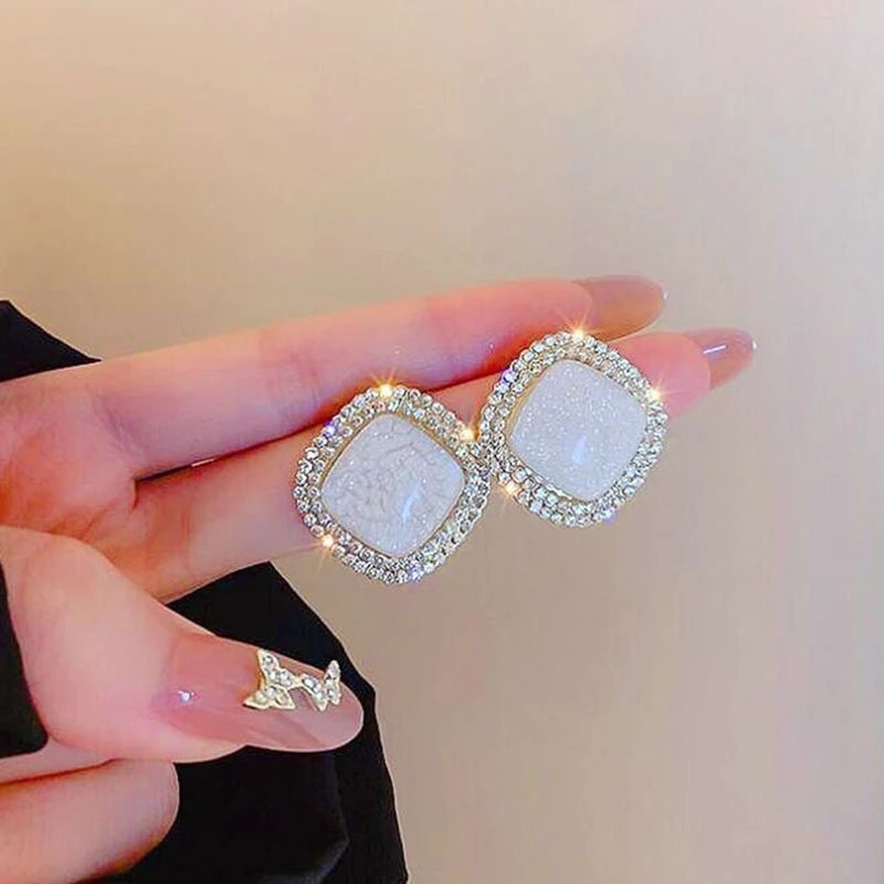 Square Rhinestone Stone earrings New White fashion Korean personality temperament wild simple earrings ladies jewelry
Square Rhinestone Stone earrings New White fashion Korean personality temperament wild simple earrings ladies jewelry