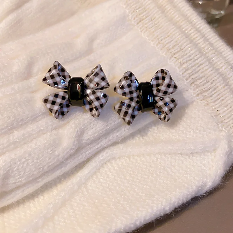 LOVOACC Simple Chequer Knotted Pendant Earrings for Women Girls Black White Color Enamel Alloy Dangle Earrings Accessories
LOVOACC Simple Chequer Knotted Pendant Earrings for Women Girls Black White Color Enamel Alloy Dangle Earrings Accessories