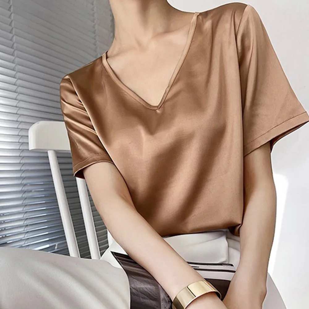 Summer T-shirt Women's New Satin Smooth Luxury Vibe Shirt Sexy V Neck Elegant Silk Thin Breathable Fashion Vintage Shirts Top
Summer T-shirt Women's New Satin Smooth Luxury Vibe Shirt Sexy V Neck Elegant Silk Thin Breathable Fashion Vintage Shirts Top