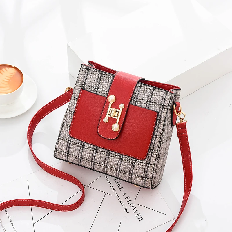 Small bag girl 2021 new Korean version of fashion network red 2021 slanted women's bag simple hundred shoulder bucket bag 
Small bag girl 2021 new Korean version of fashion network red 2021 slanted women's bag simple hundred shoulder bucket bag