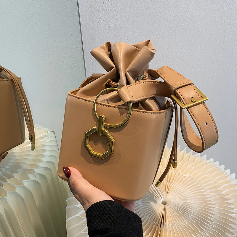 Popular Retro Bags 2021 New Women's Bags Autumn/winter Messenger Bag Niche Handbag Bucket Bag Shoulder Bag
Popular Retro Bags 2021 New Women's Bags Autumn/winter Messenger Bag Niche Handbag Bucket Bag Shoulder Bag