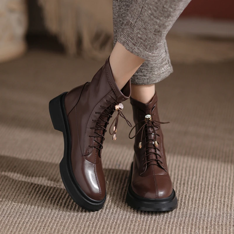 Женские ботинки из натуральной кожи, с круглым носком 
Женские ботинки из натуральной кожи, с круглым носком