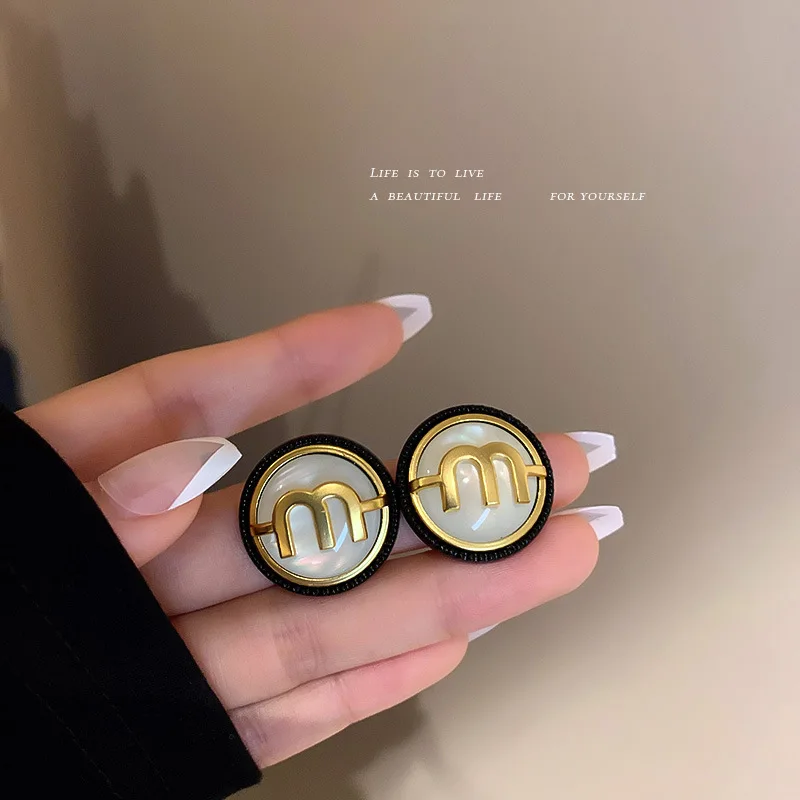 2021 Trendy Letter Geometric Stud Earrings Retro Style Simple Elegant Alloy Resin Earrings For Women High Quality Jewelry Gifts
2021 Trendy Letter Geometric Stud Earrings Retro Style Simple Elegant Alloy Resin Earrings For Women High Quality Jewelry Gifts