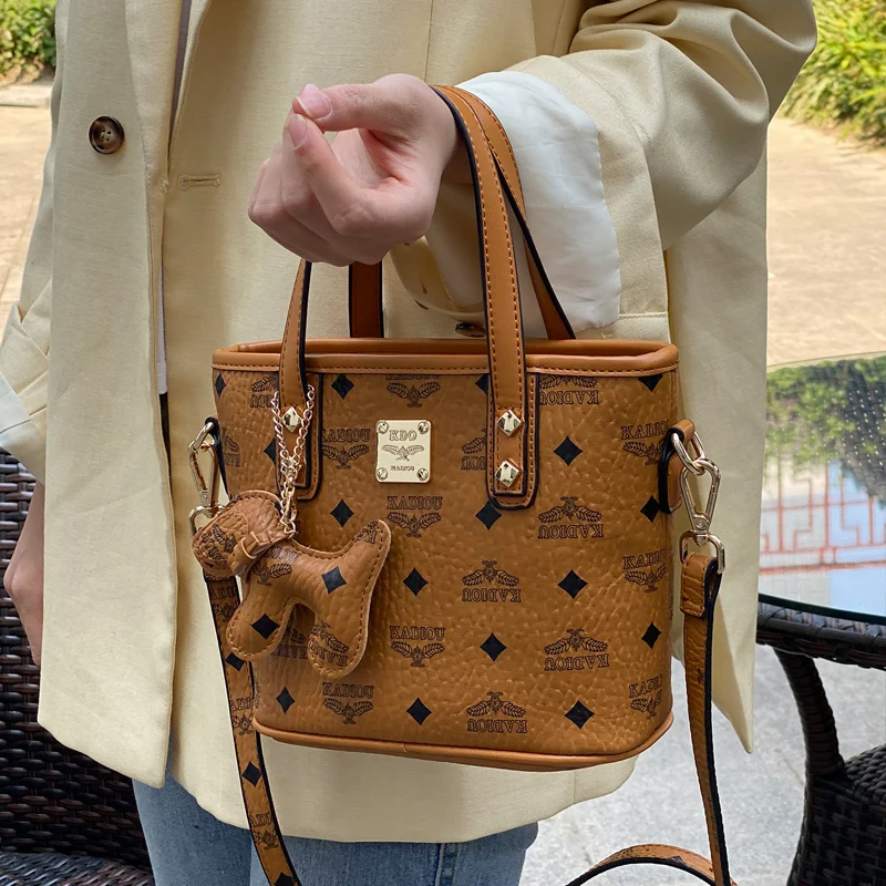100% Genuine Leather 2021 New Fashion Printing Bucket Bag Wild Retro Wide Shoulder Strap Shoulder Satchels Handbags Sac A Main
100% Genuine Leather 2021 New Fashion Printing Bucket Bag Wild Retro Wide Shoulder Strap Shoulder Satchels Handbags Sac A Main