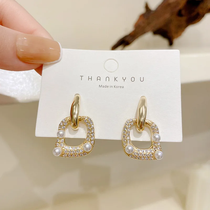 Light luxury inlaid zircon pearl earrings female retro high-end retro earrings geometric earrings
Light luxury inlaid zircon pearl earrings female retro high-end retro earrings geometric earrings