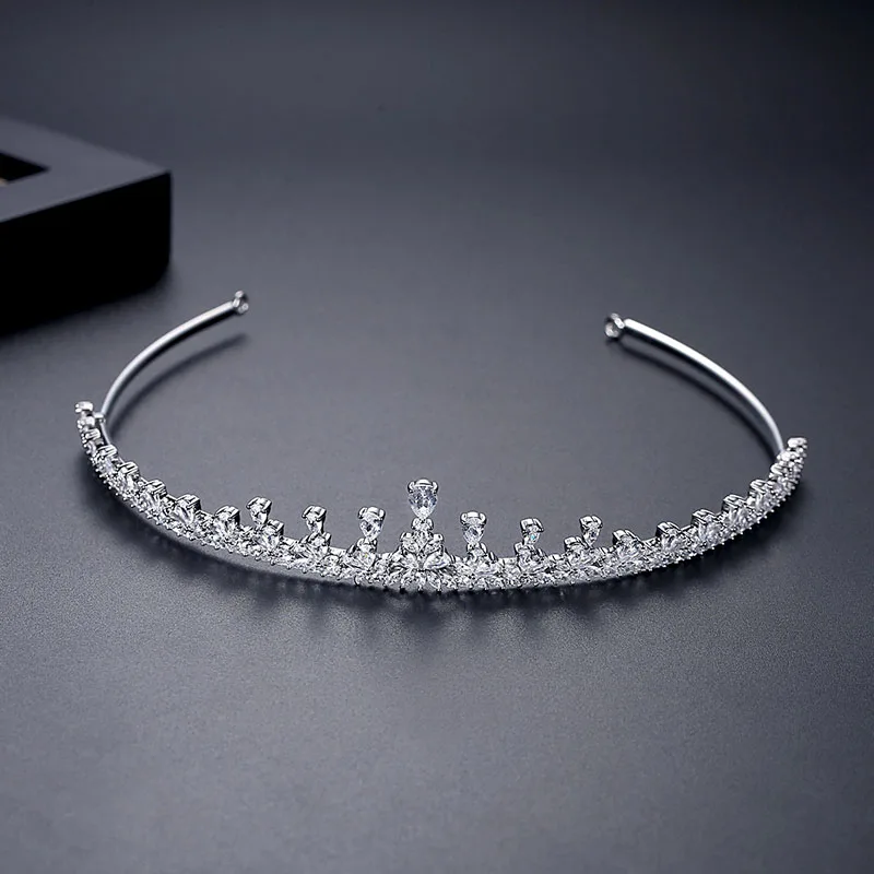SLBRIDAL Sparking Ins Style Luxury Cubic Zirconia Bridal Tiara Headband Wedding Queen Princess Party CZ Crown Women Hair Jewelry
SLBRIDAL Sparking Ins Style Luxury Cubic Zirconia Bridal Tiara Headband Wedding Queen Princess Party CZ Crown Women Hair Jewelry