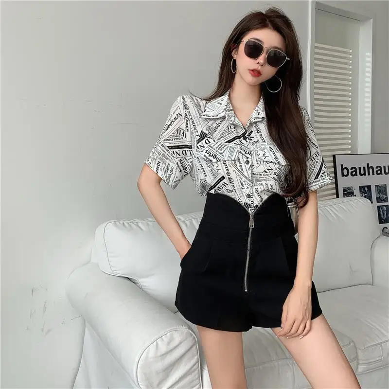 2021 summer Korean version of Hong Kong style design feel loose shirt high-waisted suit shorts temperament two-piece women
2021 summer Korean version of Hong Kong style design feel loose shirt high-waisted suit shorts temperament two-piece women