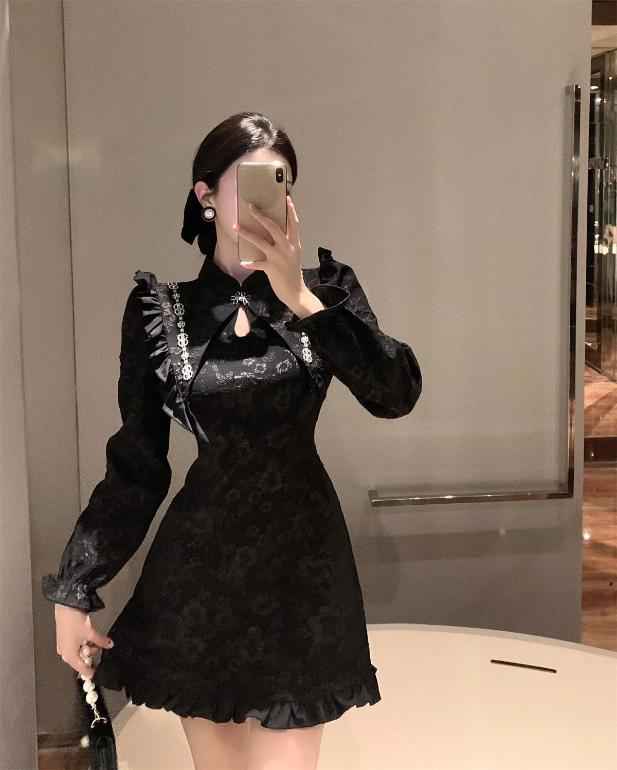 Chinese Style Retro Cheongsam Black Dress 2022 Spring New Women Long Sleeve Hole Beading Ruffles Jacquard Dresses Female
Chinese Style Retro Cheongsam Black Dress 2022 Spring New Women Long Sleeve Hole Beading Ruffles Jacquard Dresses Female