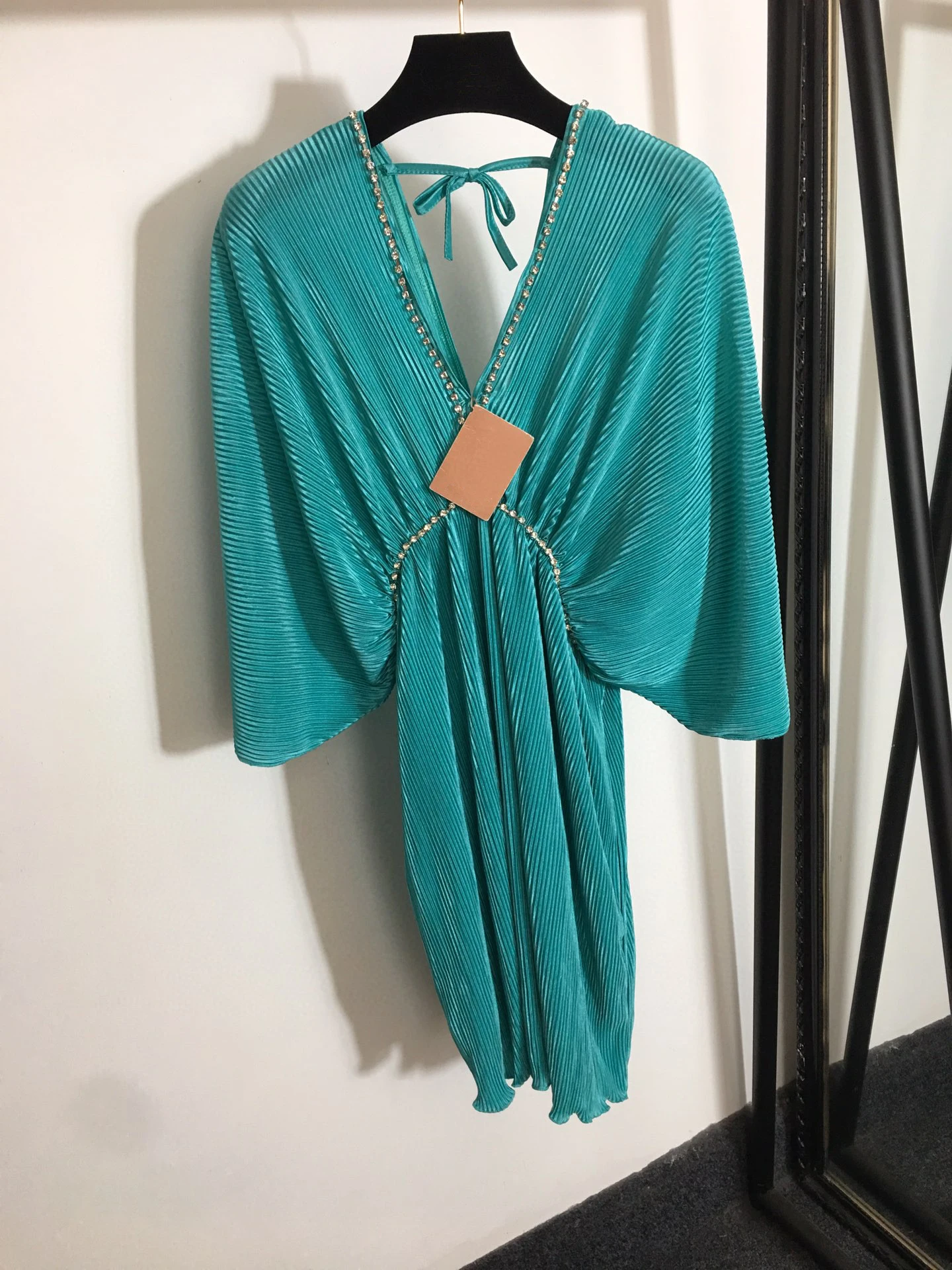 High Quality Luxury Summer Women Diamond V-neck Open Back Half Sleeve Pleated High Stretch Dress
High Quality Luxury Summer Women Diamond V-neck Open Back Half Sleeve Pleated High Stretch Dress