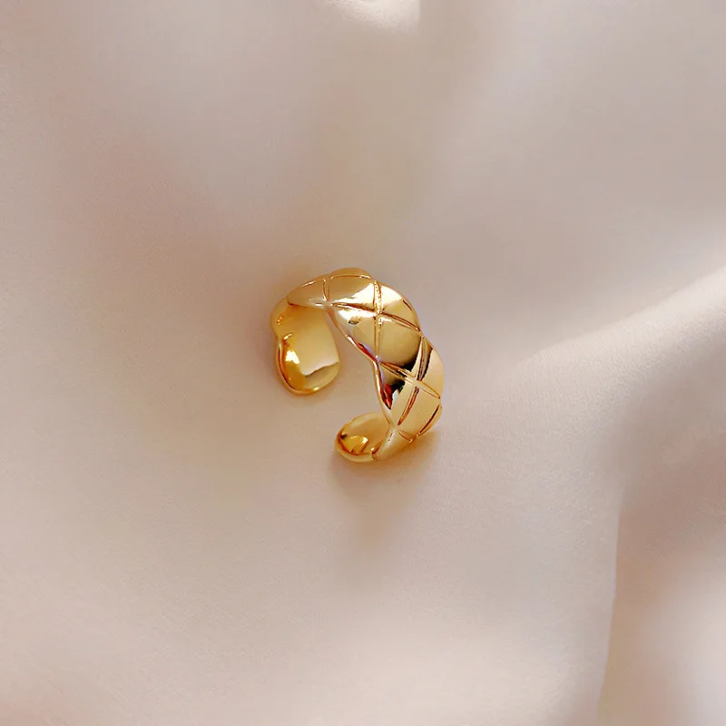 European And American Retro Ins Wide Narrow Version Small Xiangfeng Lingge Ring Personality Fashion Couple Joint F
European And American Retro Ins Wide Narrow Version Small Xiangfeng Lingge Ring Personality Fashion Couple Joint F