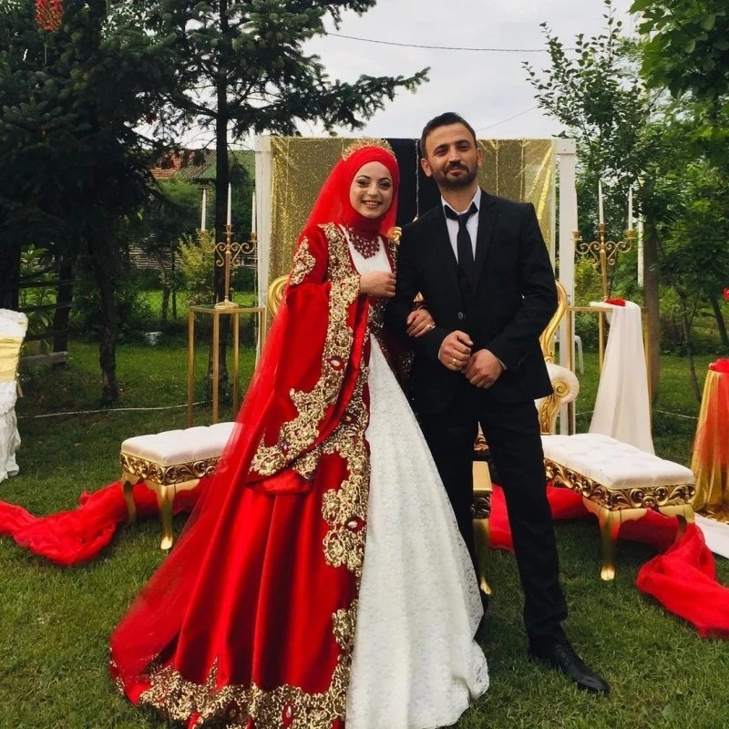 Muslim Red and White Wedding Dresses with Hijb High Neck Long Sleeve Sequin Applique Robes De Caftan Abaya Dubai Bridal Gowns
Muslim Red and White Wedding Dresses with Hijb High Neck Long Sleeve Sequin Applique Robes De Caftan Abaya Dubai Bridal Gowns
