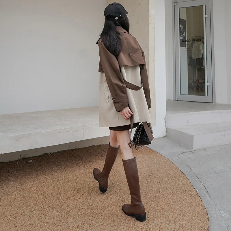 Тренчкот средней длины контрастных цветов с лацканами
Тренчкот средней длины контрастных цветов с лацканами